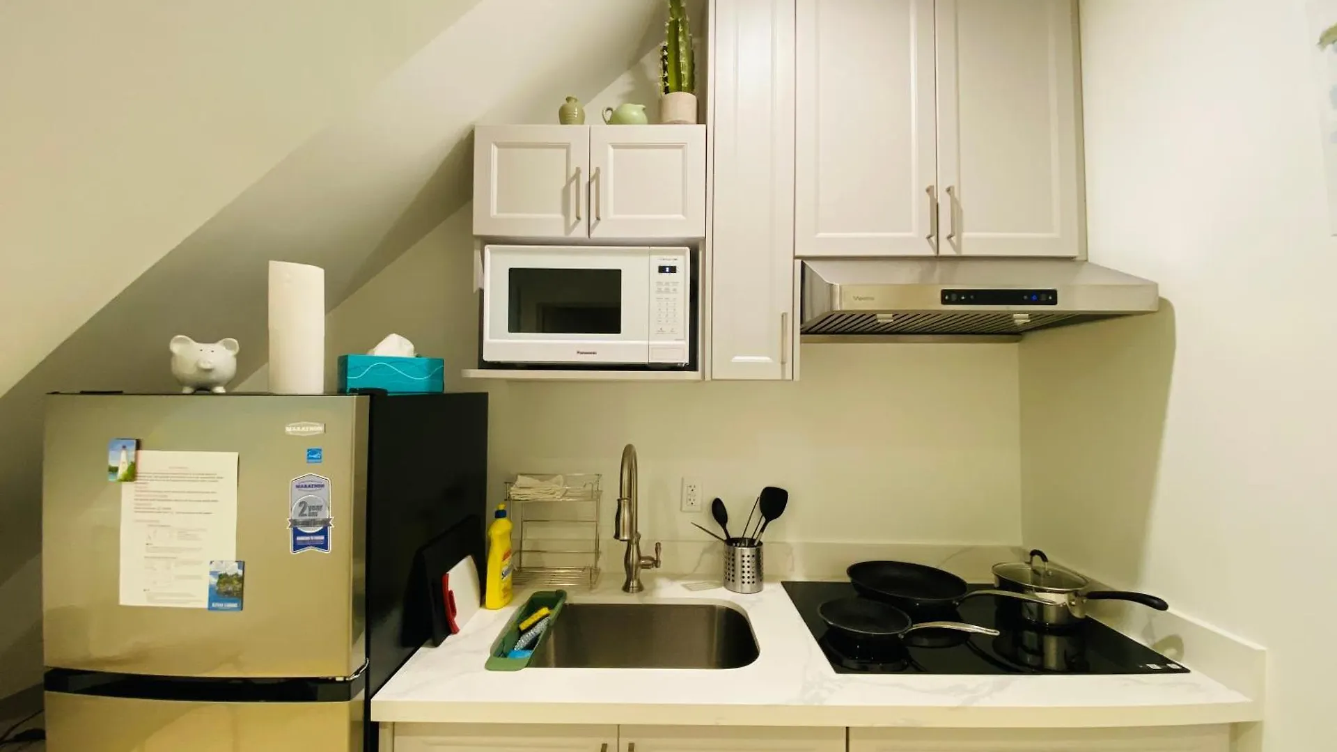 Stylish Private Home With 2 Bedrooms And Free Parking In Midtown Toronto