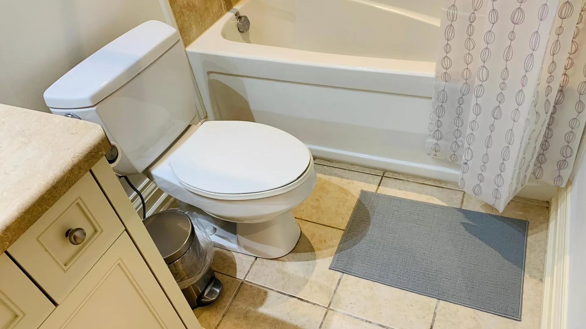 Stylish Private Home With 2 Bedrooms And Free Parking In Midtown Toronto