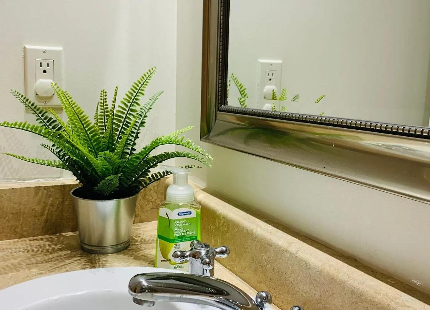 Apartment Stylish Private Home With 2 Bedrooms And Free Parking In Midtown Toronto