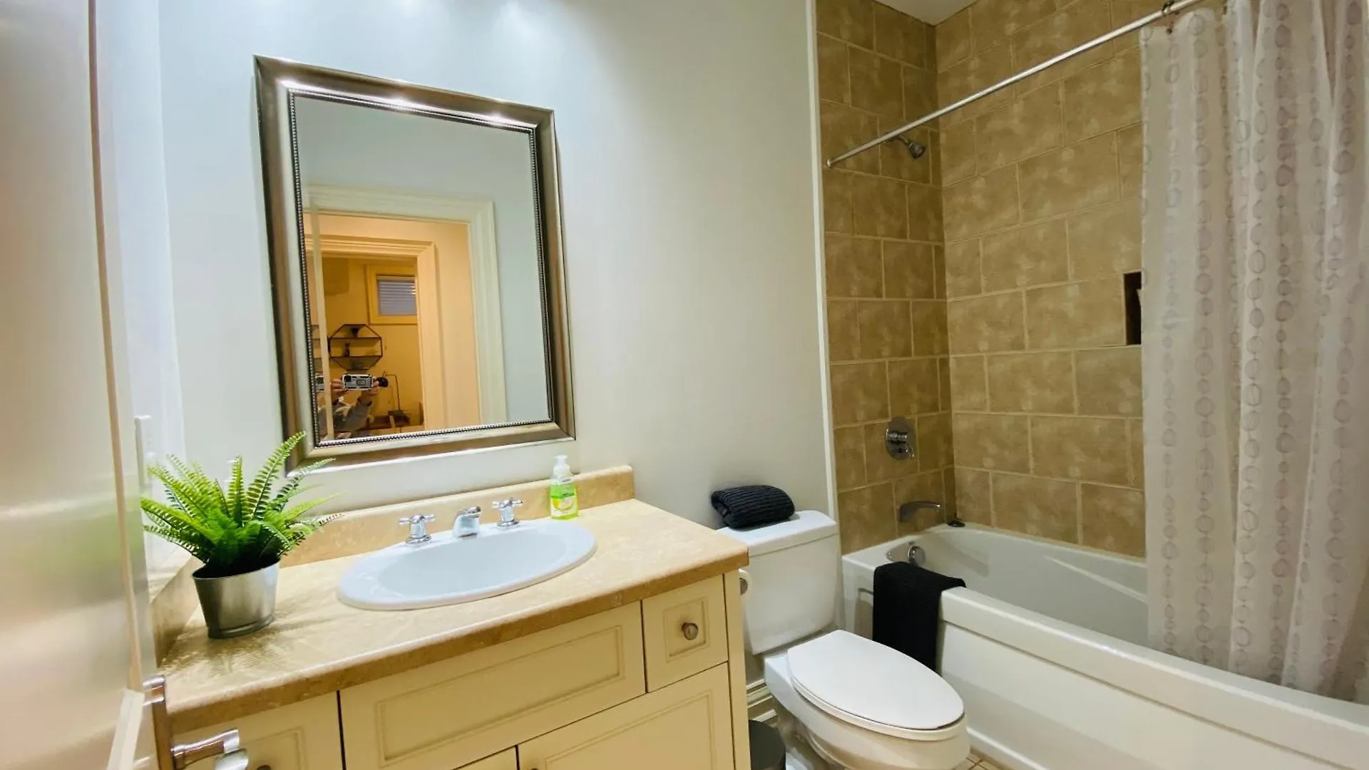 Apartment Stylish Private Home With 2 Bedrooms And Free Parking In Midtown Toronto Canada