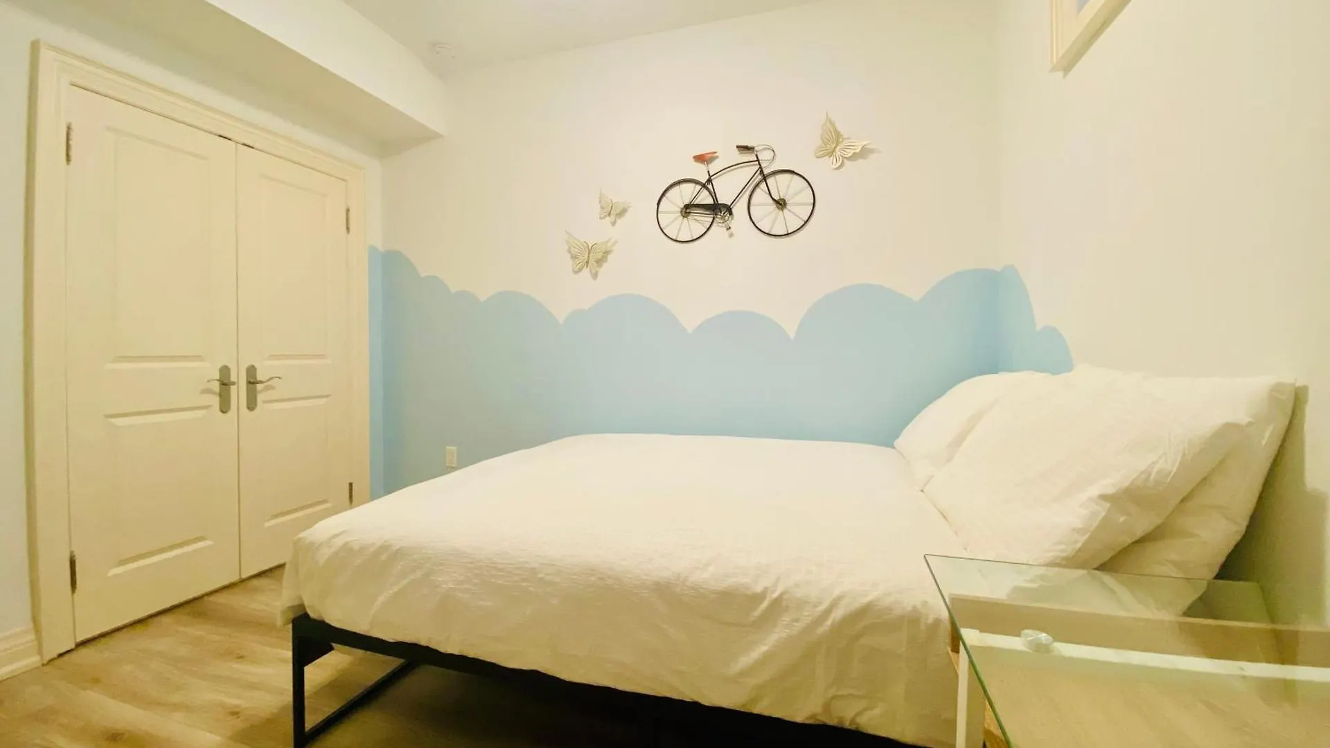 Stylish Private Home With 2 Bedrooms And Free Parking In Midtown Toronto Canada