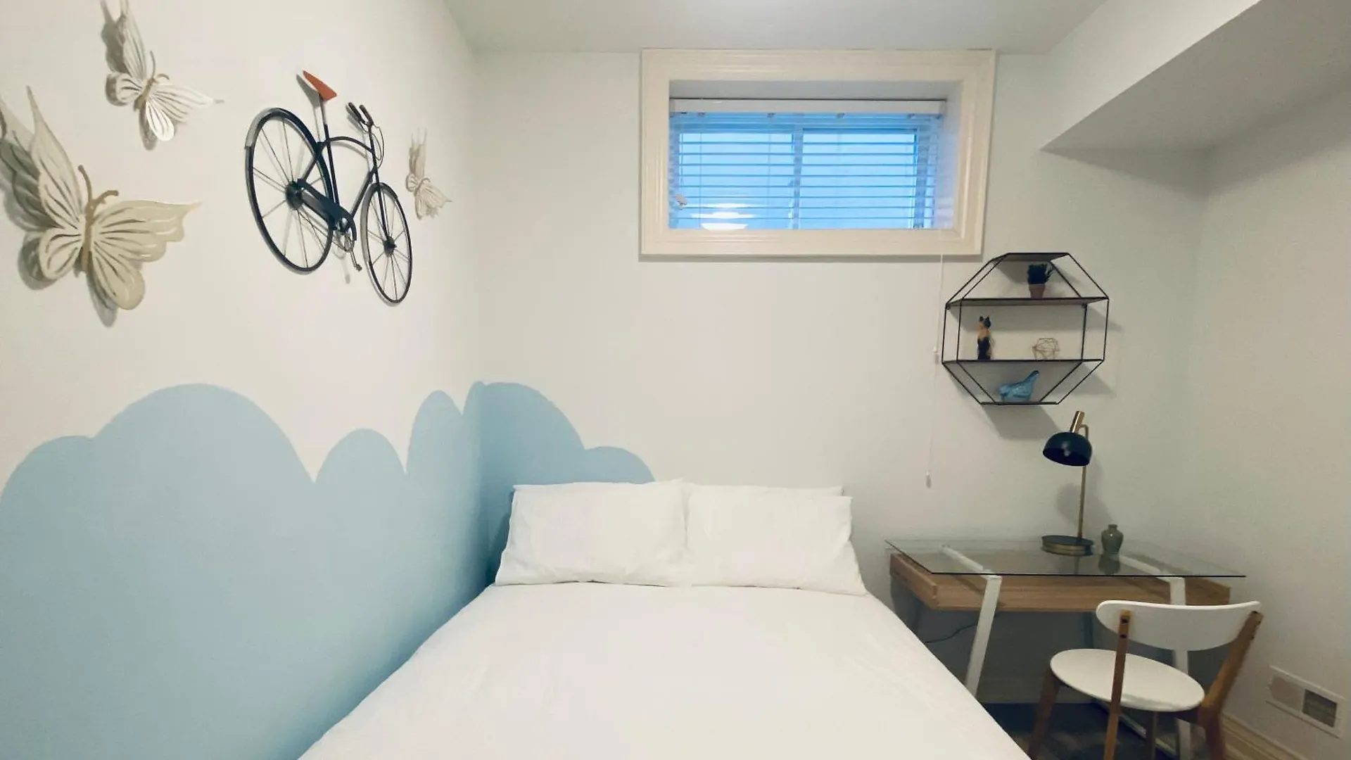 Stylish Private Home With 2 Bedrooms And Free Parking In Midtown Toronto Apartment