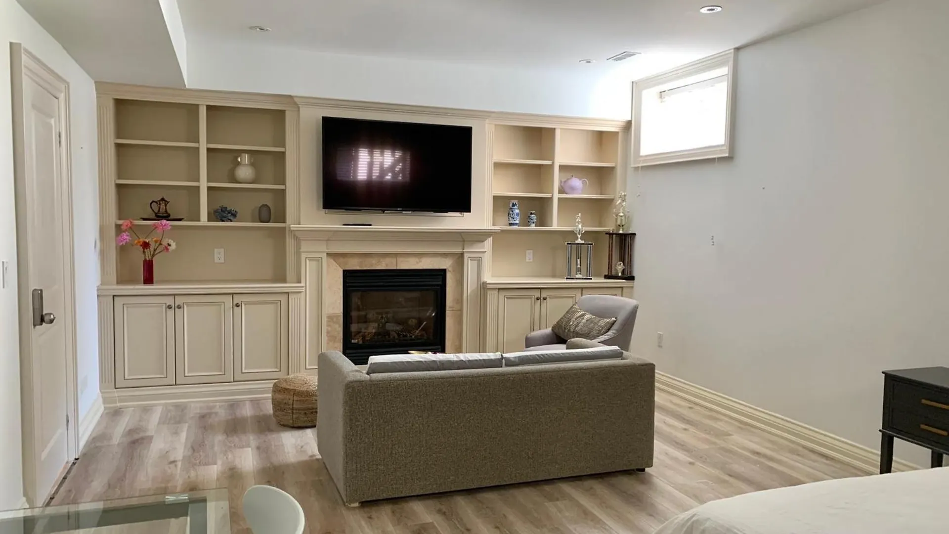 Stylish Private Home With 2 Bedrooms And Free Parking In Midtown Toronto