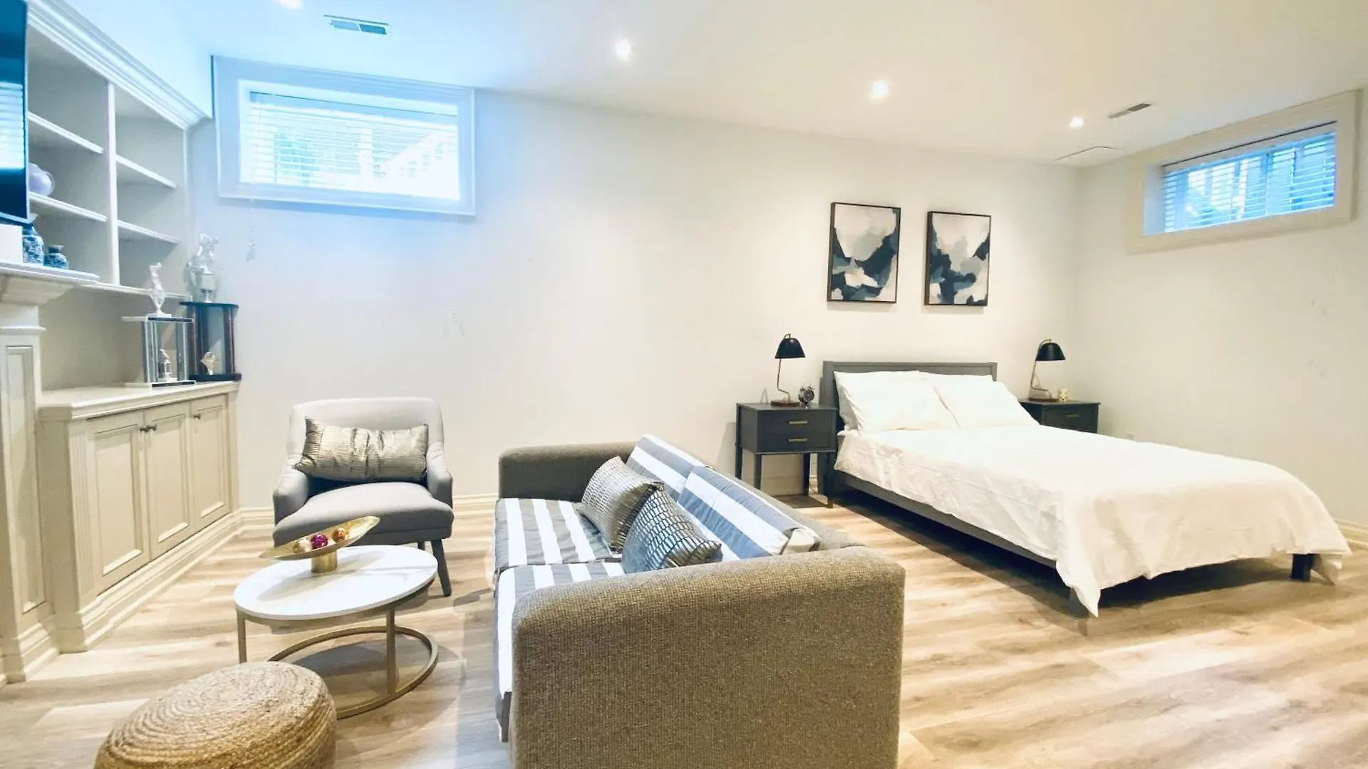 Stylish Private Home With 2 Bedrooms And Free Parking In Midtown Toronto Apartment