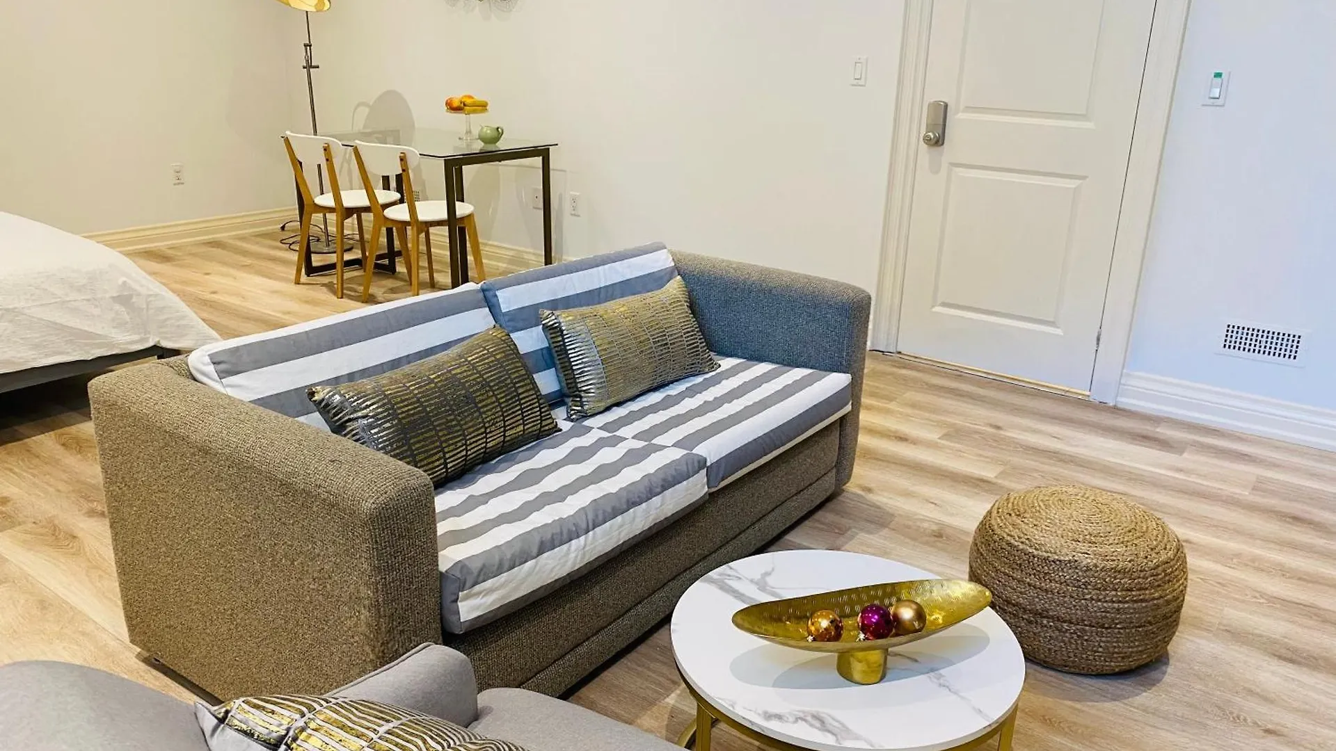 Stylish Private Home With 2 Bedrooms And Free Parking In Midtown Toronto Apartment