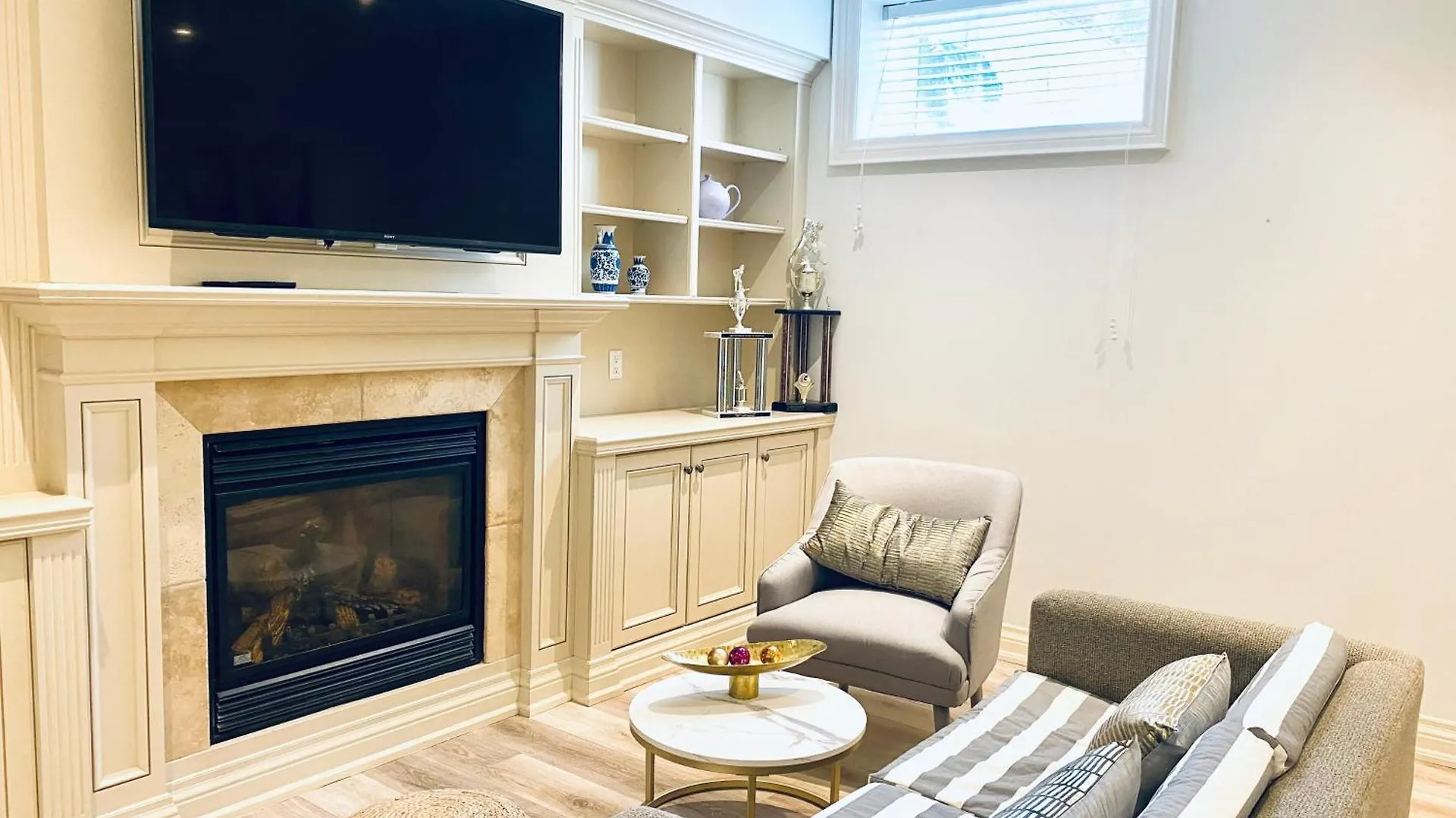 Stylish Private Home With 2 Bedrooms And Free Parking In Midtown Toronto 0*,