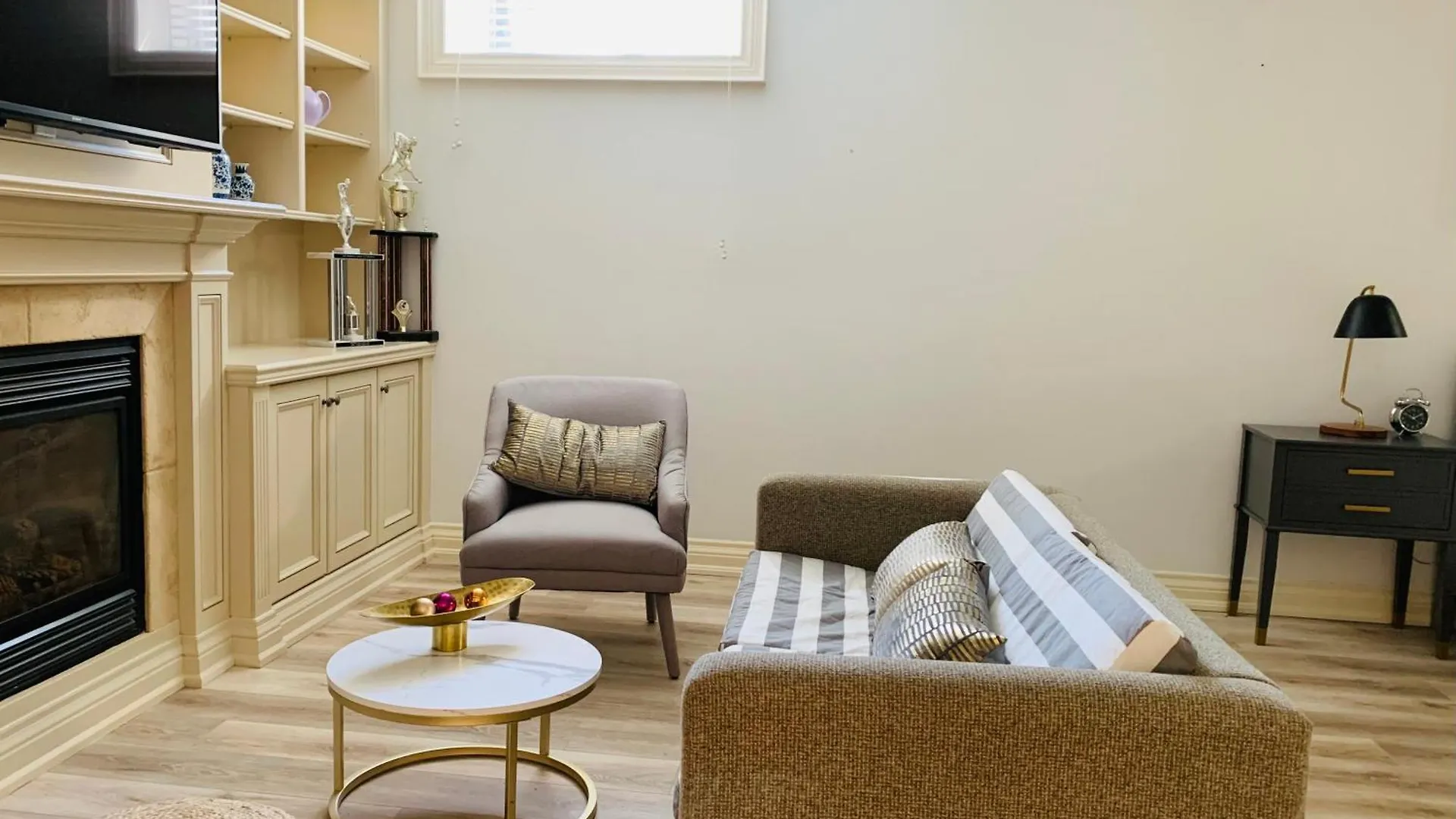 Stylish Private Home With 2 Bedrooms And Free Parking In Midtown Toronto